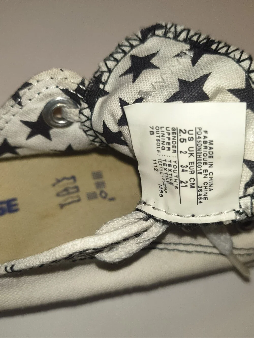 White Converse Chuck Taylor Sneakers / Youth 2.5 / EUR 34